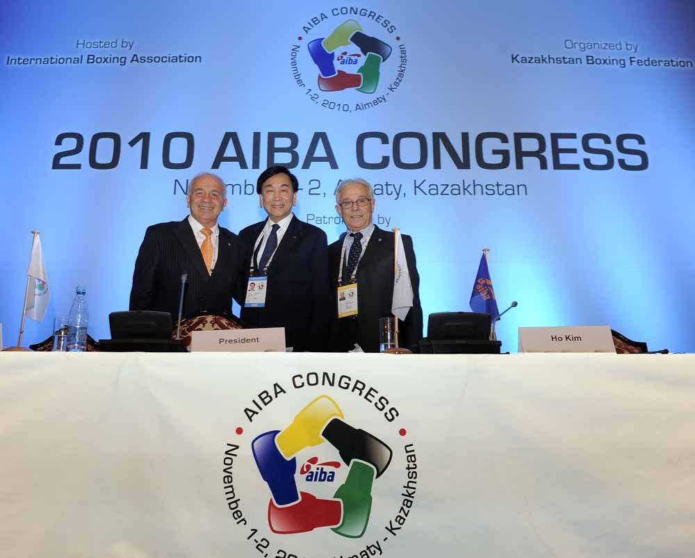 AIBA CONGRESS 2010 - Presidente Falcinelli con Presidente Wu e con Sig. Lai - ph di Fabio Bozzani