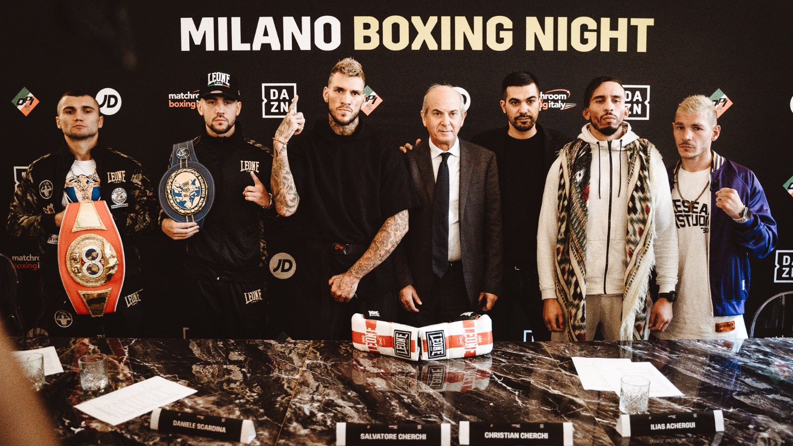 Gran folla di giornalisti e fotografi alla conferenza stampa della Milano Boxing Night