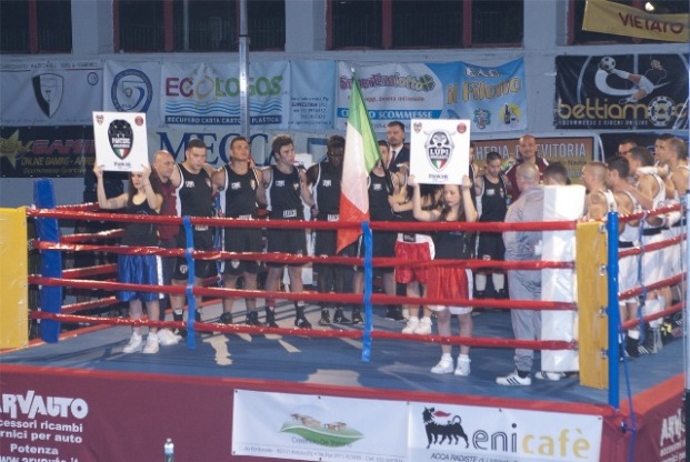 Durante la presentazione delle due squadre come oggetto avanzato-1