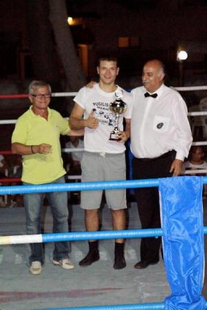 Andrea_Imperiale_premiato_miglior_pugile_della_serata