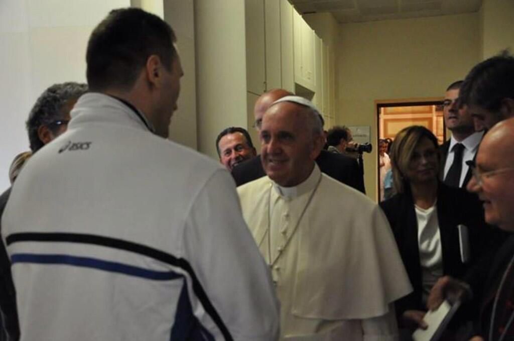 All’Istituto Serafico di Assisi l’Ambasciatore Roberto Cammarelle stringe la mano a Papa Francesco  