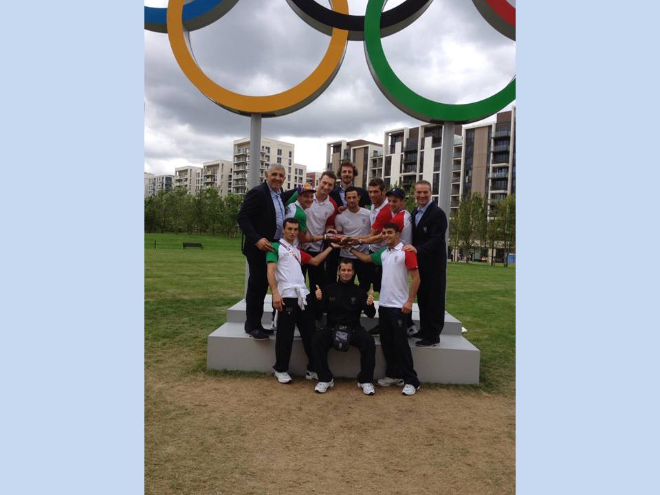 Team_In_front_of_Olympic_Circles_Londonj_2012