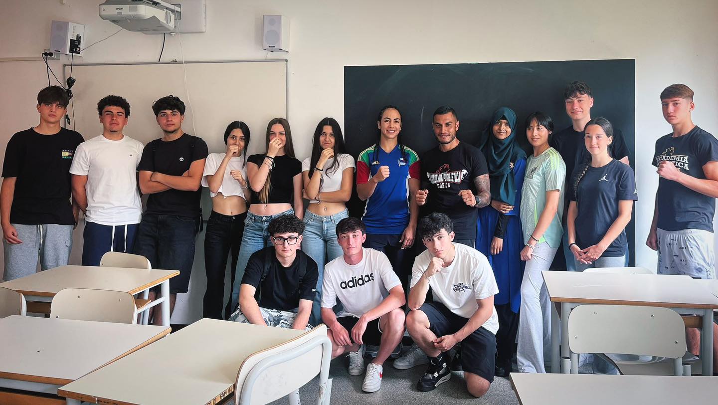 BOXING FOR CHANGE - INCONTRO STUDENTI CAMPIONE FPI: VISITA DELLA CAMPIONESSA ALESSIA MESIANO AGLI STUDENTI DI FALCONARA MARITTIMA 