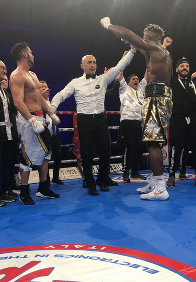 Etinosa è il nuovo Campione Italiano dei Medi #ProBoxing 