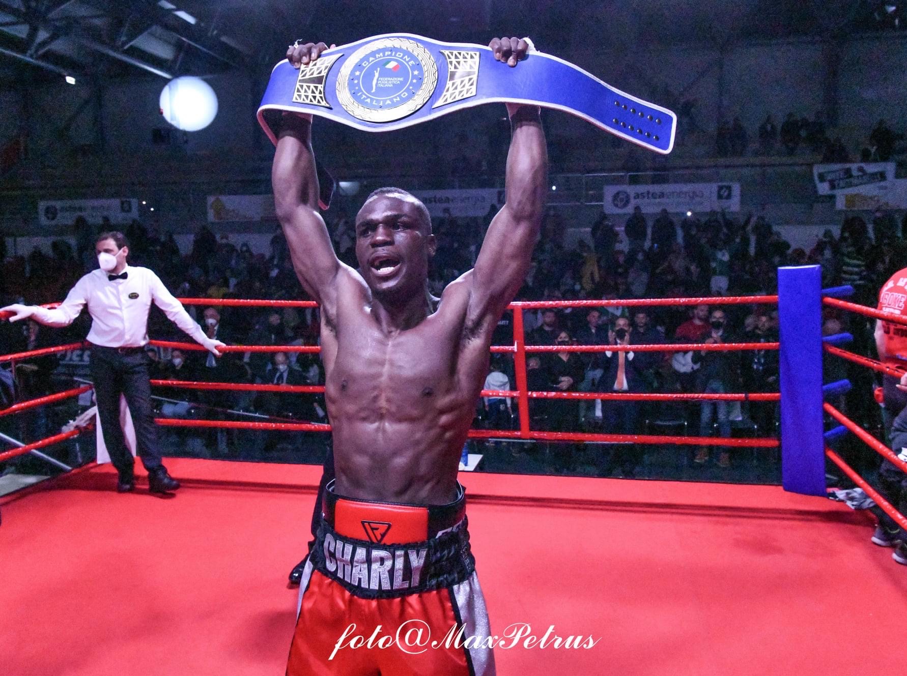 Osimo Boxing Night: Metonyekpon NUOVO CAMPIONE D'ITALIA SUPERLEGGERI