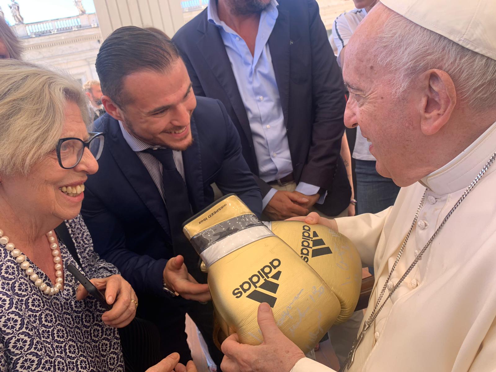 I Campioni Michael Magnesi e Stephanie Silva all'Udienza Generale di Papa Francesco 