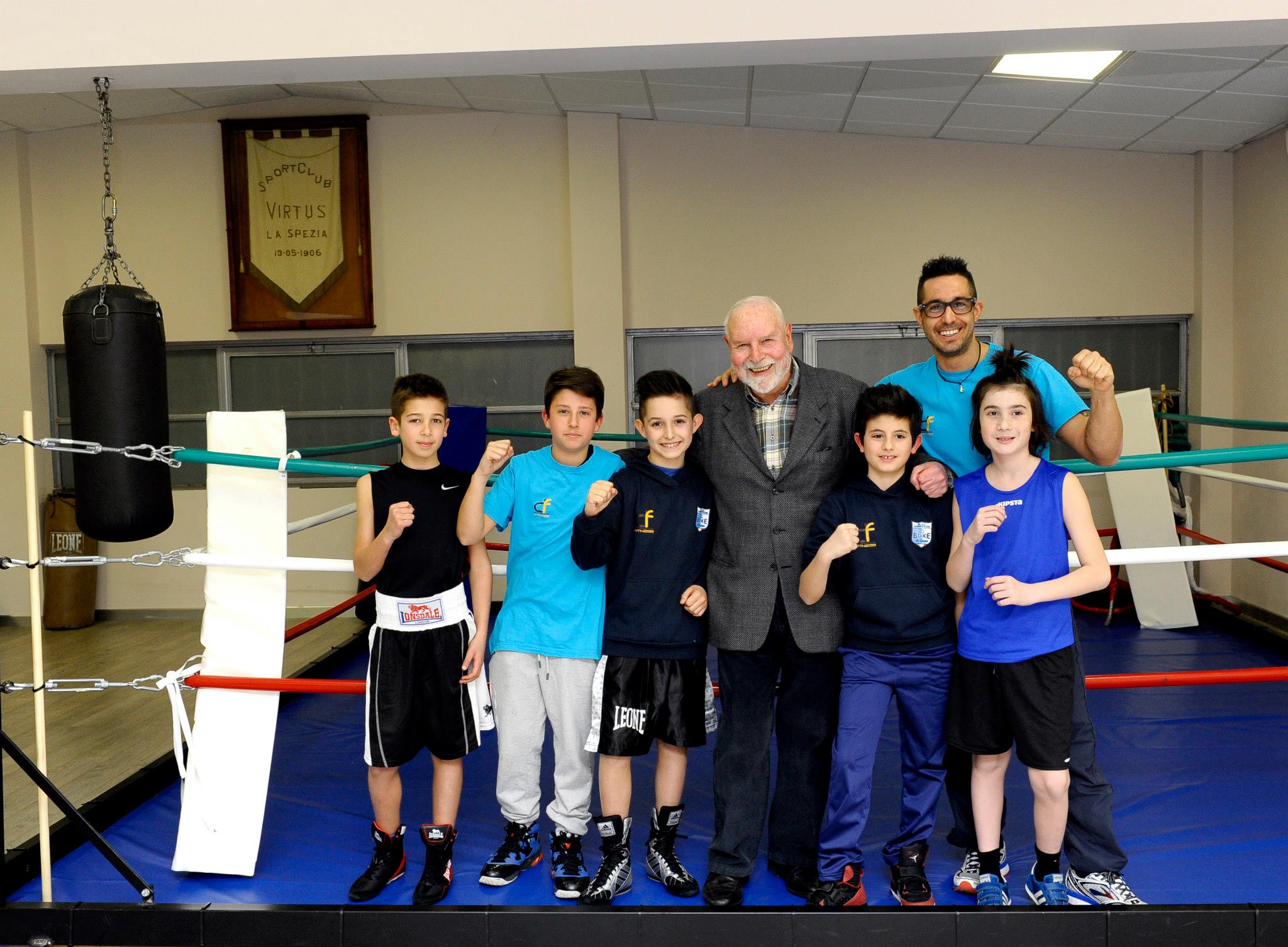 Inaugurazione stanza Visintin presidente Fpi Alberto Brasca TLuca riccardi Gruppo bambinini sul ring Virtus 