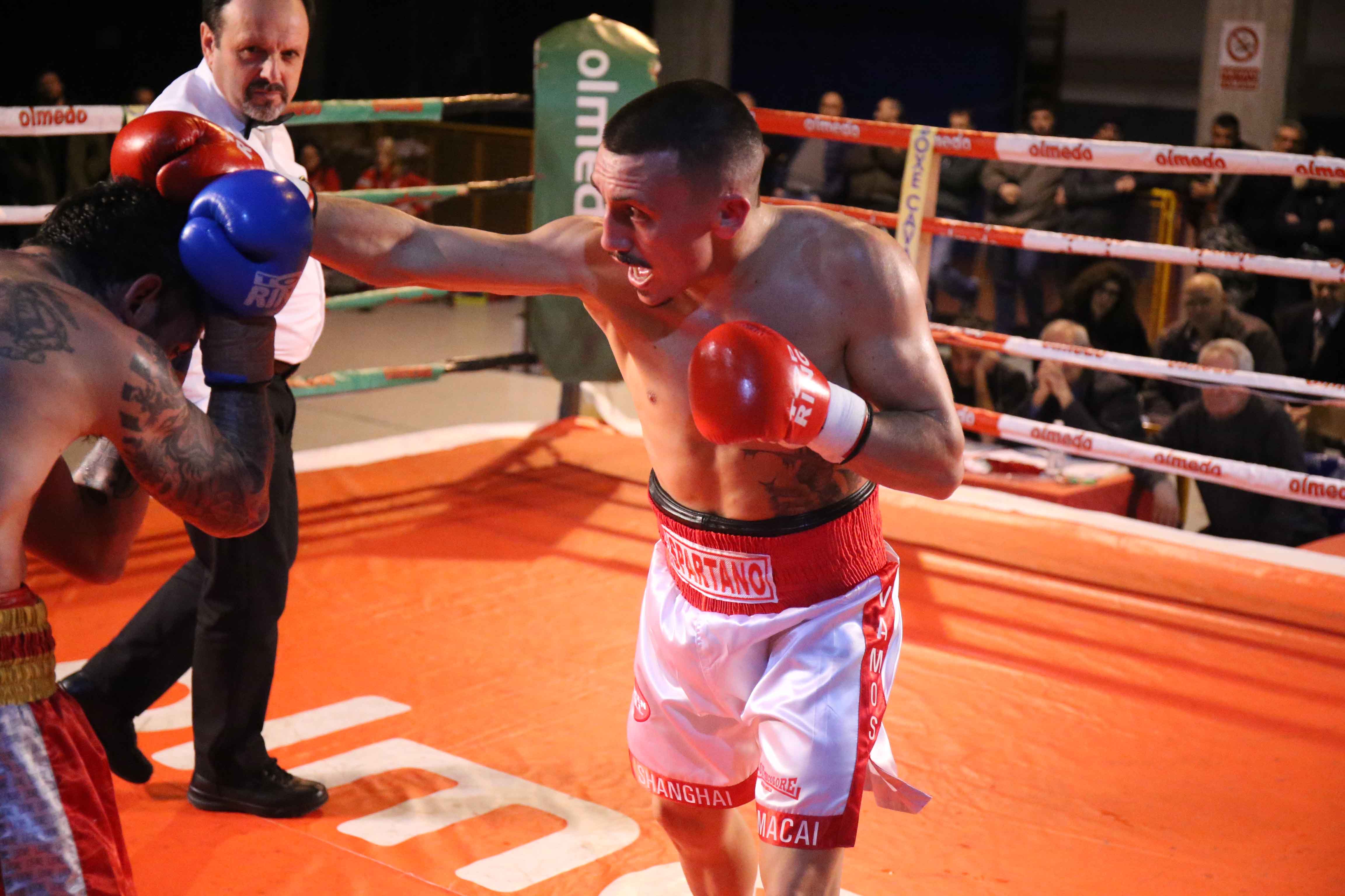 Grande successo per il Santo Stefano Pugilistico a Reggio Emilia. De Bianchi vince nel match clou