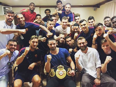 Il campione del Mondo WBA Giovanni De Carolis a Trigoria con i Giocatori della Roma #DeCarolisCampione